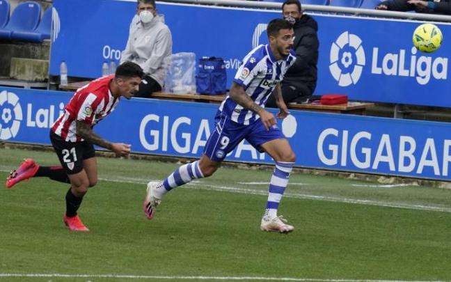 Ander Capa persigue a Joselu en un duelo en Mendizorroza