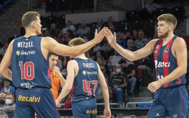 Wetzell y Giedraitis chocan las manos durante la victoria cosechada ayer contra el Zaragoza