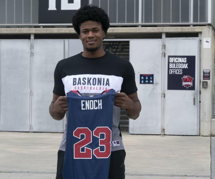 Steven Enoch, momentos antes de ser presentado en el Fernando Buesa Arena.