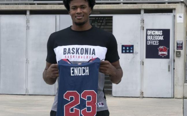 Steven Enoch, momentos antes de ser presentado en el Fernando Buesa Arena.