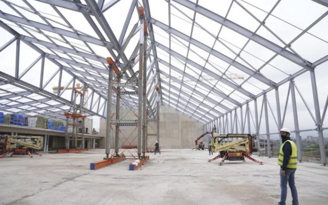 Interior del polideportivo de Altza en obras.