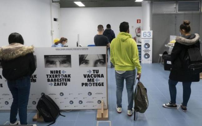 El goteo de gasteiztarras pendientes de inmunizar contra el coronavirus no cesa en San Martín tras el cierre del 'vacunódromo' de Lakua.