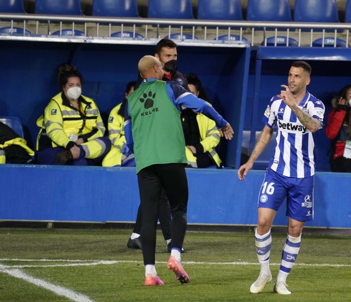 Edgar Méndez en el partido entre el Alavés y el Villarreal, de Primera División de La Liga Española.