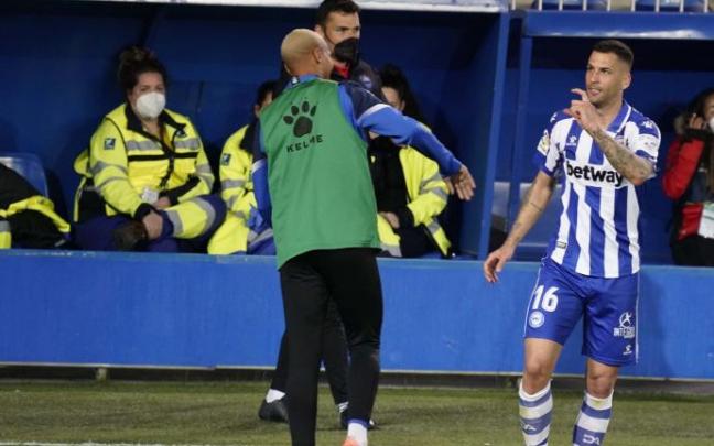 Edgar Méndez en el partido entre el Alavés y el Villarreal, de Primera División de La Liga Española.