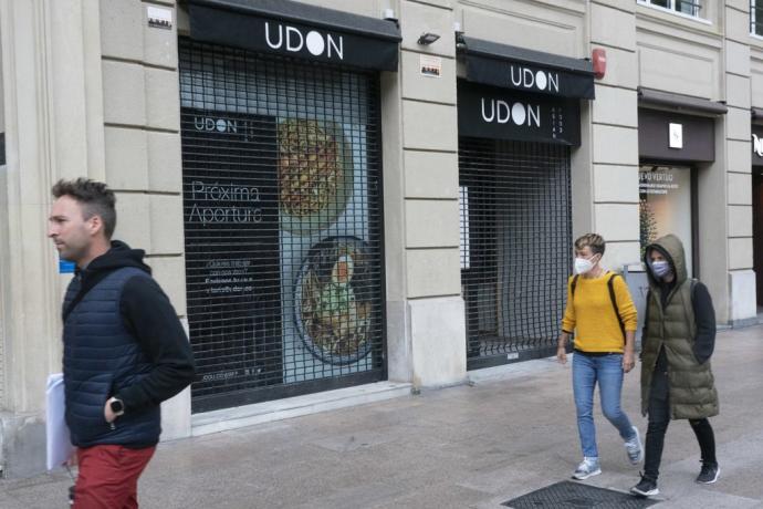 Varias personas caminan junto a la fachada del nuevo local de restauración en Vitoria.