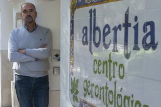 Josu Alda, en la residencia Albertia Centro. Foto: Alex Larretxi