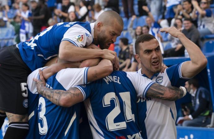 Jugadores del Alavés celebran un gol frente al Espanyol.