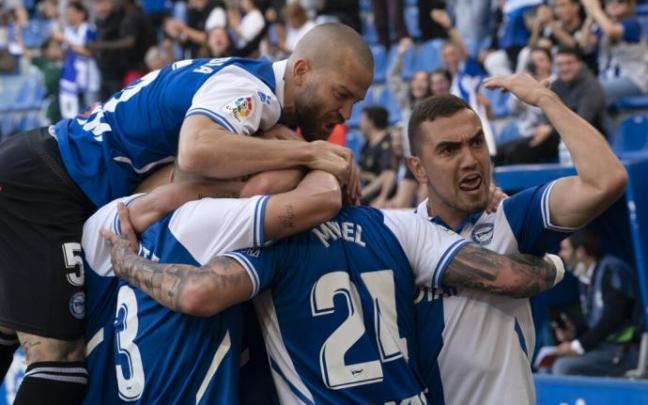 Jugadores del Alavés celebran un gol frente al Espanyol.