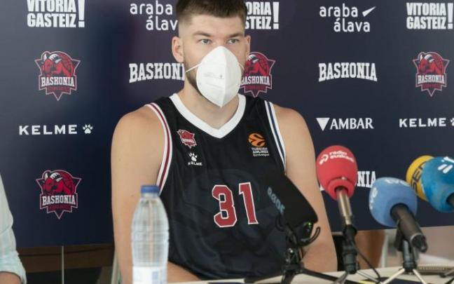 Giedraitis admite que tuvo un par de ofertas de la NBA para dejar el club, desestimadas dado que "mi familia y yo estamos felices en Vitoria"