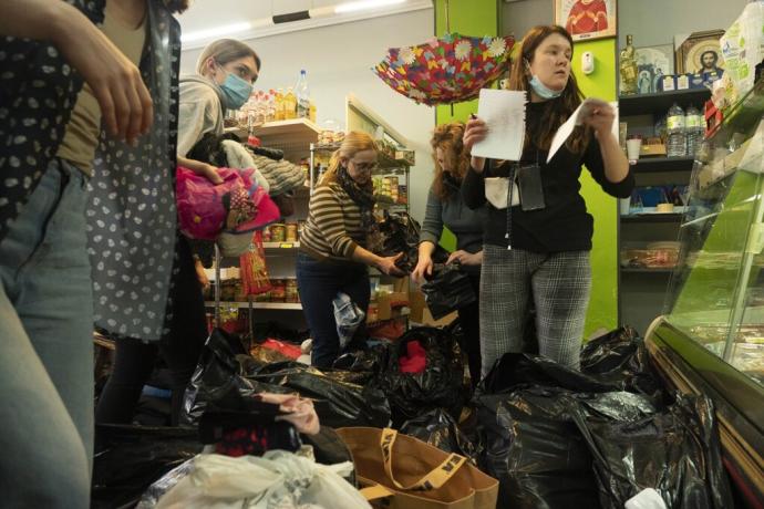 Recogiendo comida, medicamentos y ropa para Ucrania en Vitoria.