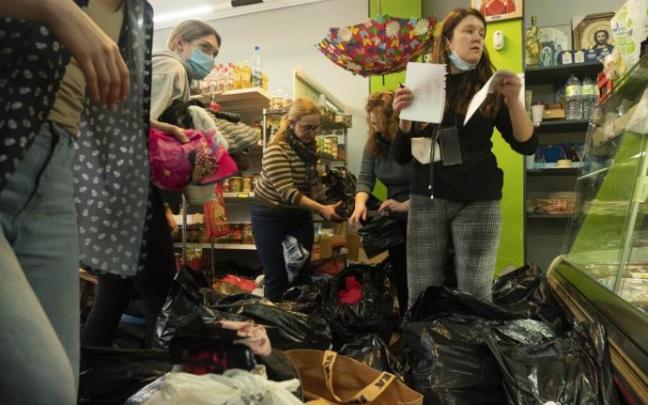 Recogiendo comida, medicamentos y ropa para Ucrania en Vitoria.