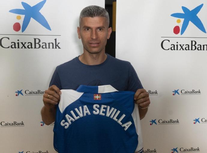 Salva Sevilla, en su presentación oficial con el Alavés.