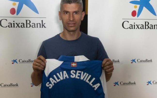 Salva Sevilla, en su presentación oficial con el Alavés.