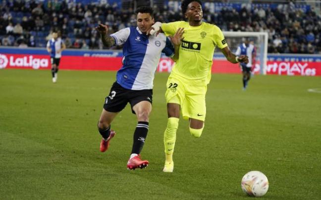 Ximo Navarro pelea un balón durante el choque frente al Elche de la primera vuelta.