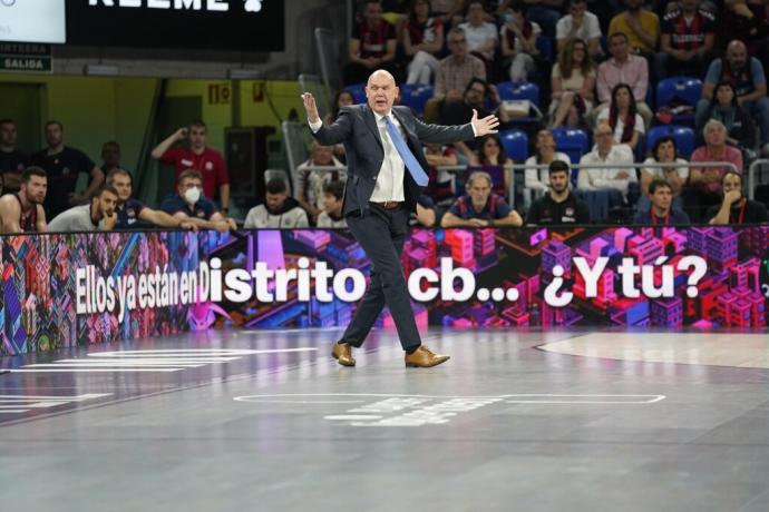 Neven Spahiha protesta una acción del partido entre el Baskonia y el Valencia Basket