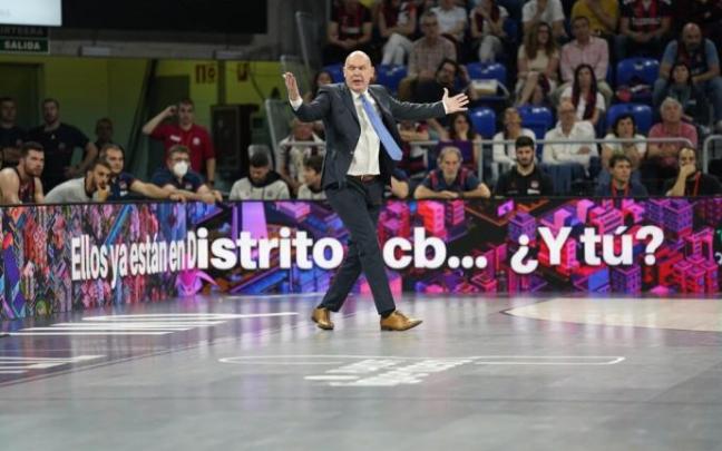 Neven Spahiha protesta una acción del partido entre el Baskonia y el Valencia Basket