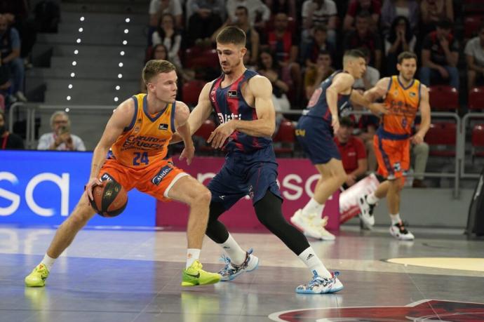 Marinkovic, frente a Hermannsson durante el encuentro del pasado sábado