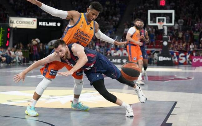 Peters cae al suelo ante Rivero durante la derrota contra el Valencia Basket