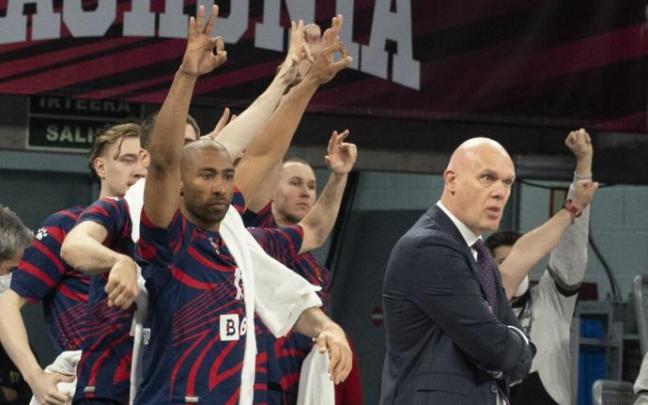 Spahija sigue atento el desarrollo de un partido de esta temporada