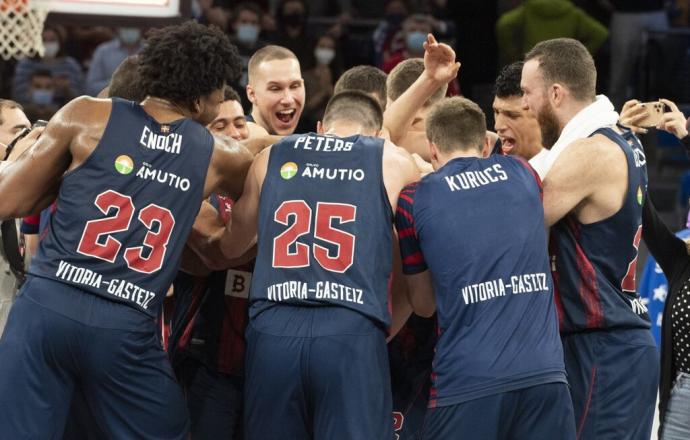 La plantilla baskonista festeja el triunfo del martes ante el Efes