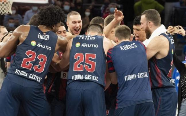 La plantilla baskonista festeja el triunfo del martes ante el Efes