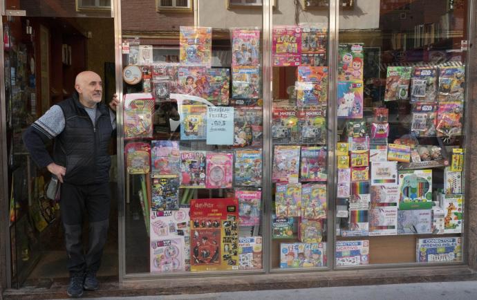 Josu Olano, en la puerta de la librería Albeniz.