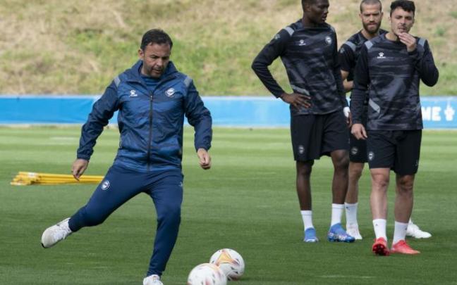 Javi Calleja da un pase durante uno de los entrenamientos de esta semana.