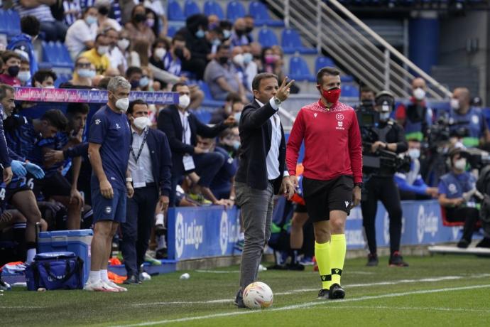 Calleja da indicaciones a sus jugadores en un momento del partido.