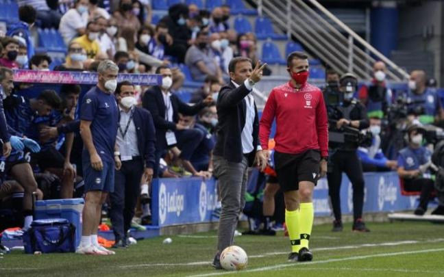 Calleja da indicaciones a sus jugadores en un momento del partido.