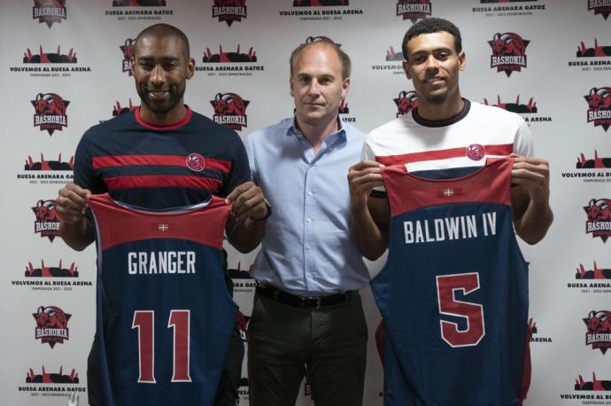 Félix Fernández ha acompañado a Granger y a Baldwin en su presentación como baskonistas