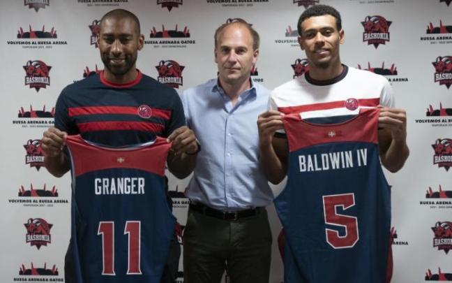 Félix Fernández ha acompañado a Granger y a Baldwin en su presentación como baskonistas