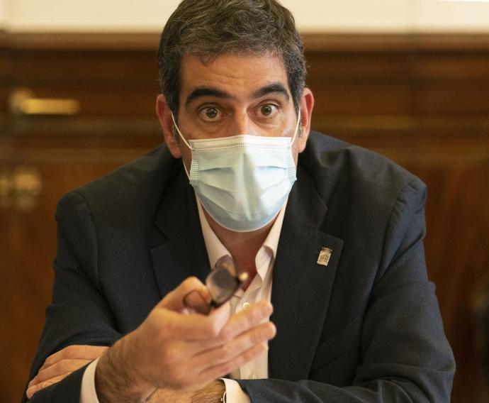 El alcalde de Donostia, Eneko Goia, tilda de "despreciables" los comportamientos de los jóvenes que esta semana se están enfrentando a la Ertzaintza en la Parte Vieja