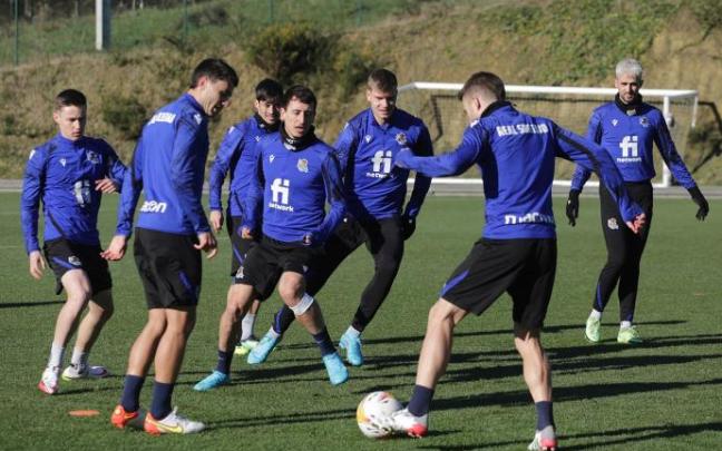 Los jugadores realistas, en el último entrenamiento de la semana, este sábado en Zubieta. Los jugadores realistas, en el último entrenamiento de la semana, este sábado en Zubieta.