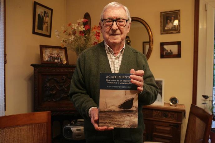 Juan Mari Benito Eizaguirre posa con su libro.