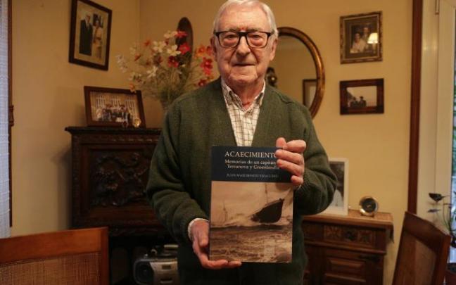 Juan Mari Benito Eizaguirre posa con su libro. Juan Mari Benito Eizaguirre posa con su libro.