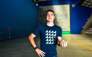 El pelotari Iker Irribarria posa en el frontón de Arama.