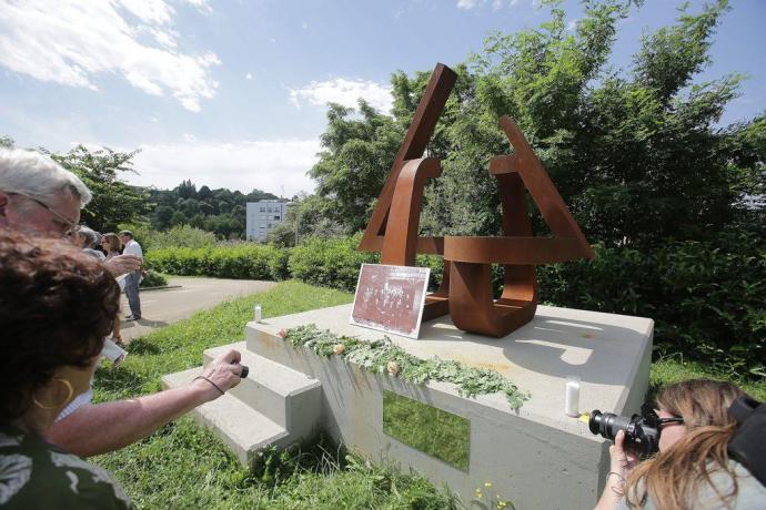 Escultura 'Memoria de una luz: fraternidad', ubicada en el parque de la Memoria de Riberas de Loiola.