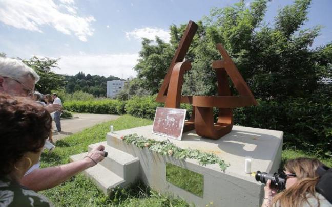 Escultura 'Memoria de una luz: fraternidad', ubicada en el parque de la Memoria de Riberas de Loiola.