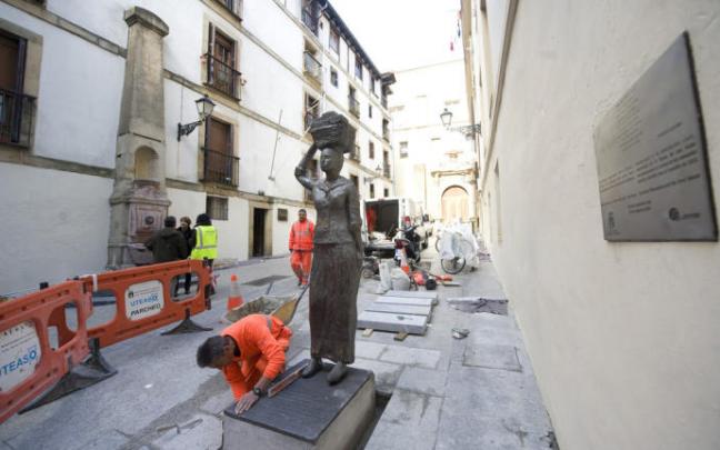 Colocación de la escultura en homenaje a la reconstrucción de la ciudad, con motivo del bicentenario del incendio de 1813.