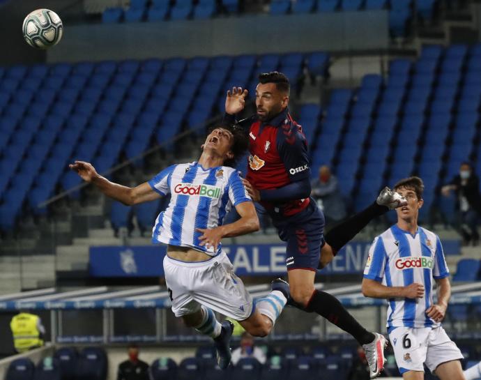 Disputa del balón en aquel Real-Osasuna del 14 de junio de 2020, a puerta cerrada en Anoeta.