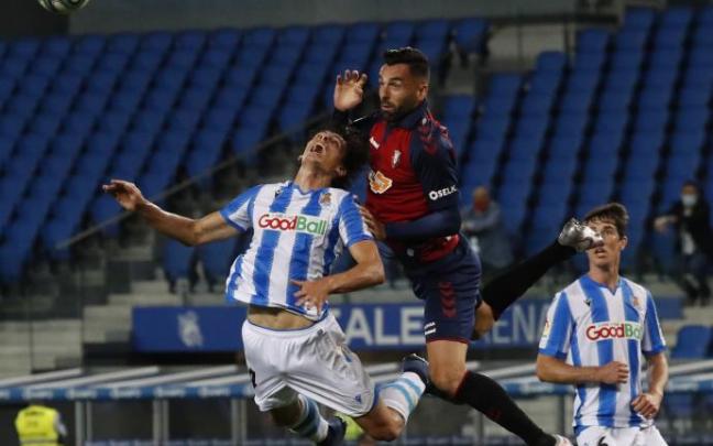 Disputa del balón en aquel Real-Osasuna del 14 de junio de 2020, a puerta cerrada en Anoeta. Disputa del balón en aquel Real-Osasuna del 14 de junio de 2020, a puerta cerrada en Anoeta.