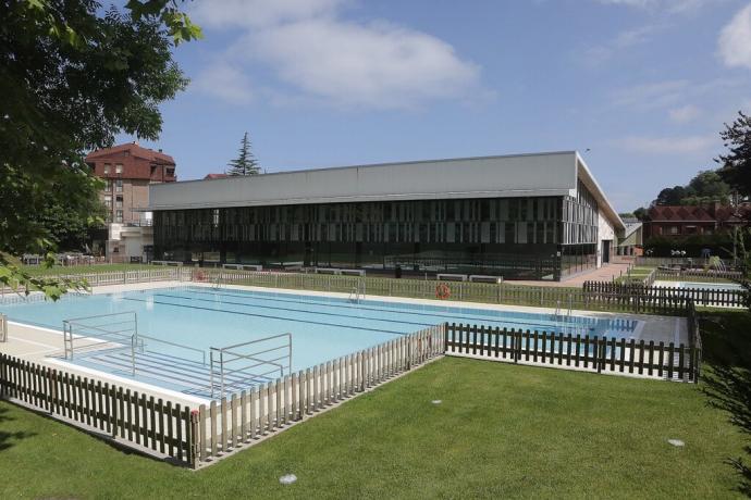 Piscinas exteriores del polideportivo de Etxadi.