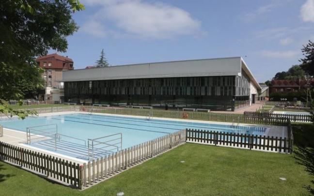 Piscinas exteriores del polideportivo de Etxadi.