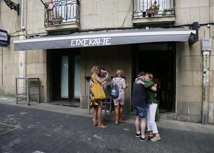 Los dueños y amigos del bar Etxekalte, este domingo junto al bar.