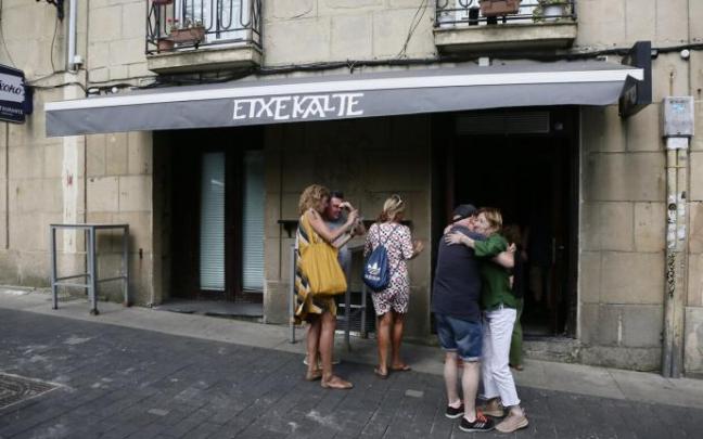 Los dueños y amigos del bar Etxekalte, este domingo junto al bar.