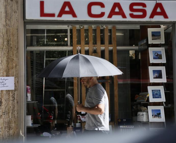 Un hombre se protege del sol este viernes en Donostia.