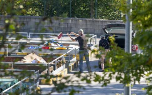 Una persona deposita residuos en el Garbigune de Garbera. Una persona deposita residuos en el Garbigune de Garbera.