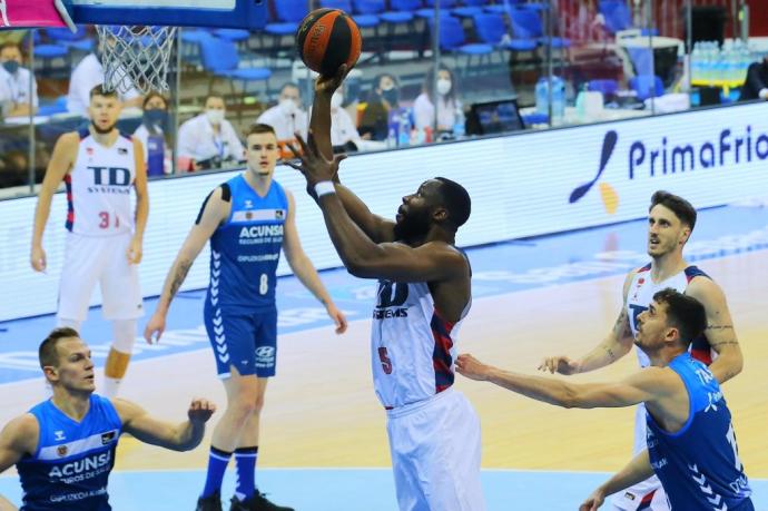 Jekiri lanza a canasta durante el encuentro disputado ante el Gipuzkoa Basket.