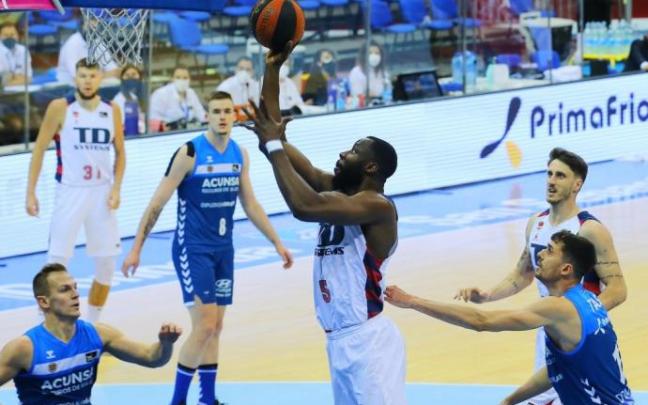 Jekiri lanza a canasta durante el encuentro disputado ante el Gipuzkoa Basket.
