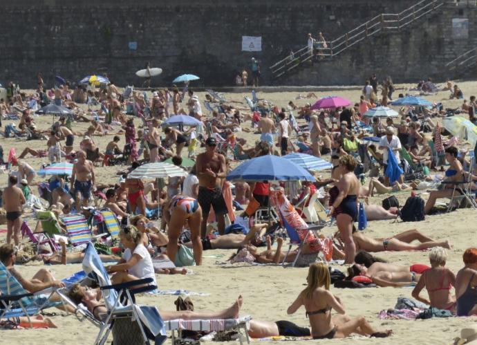 Gente en la playa de la Zurriola, el pasado verano.